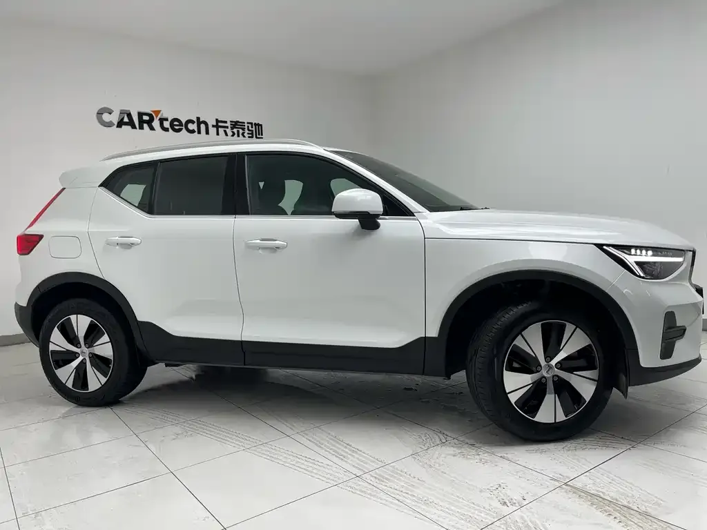 Volvo XC40 — фото 4
