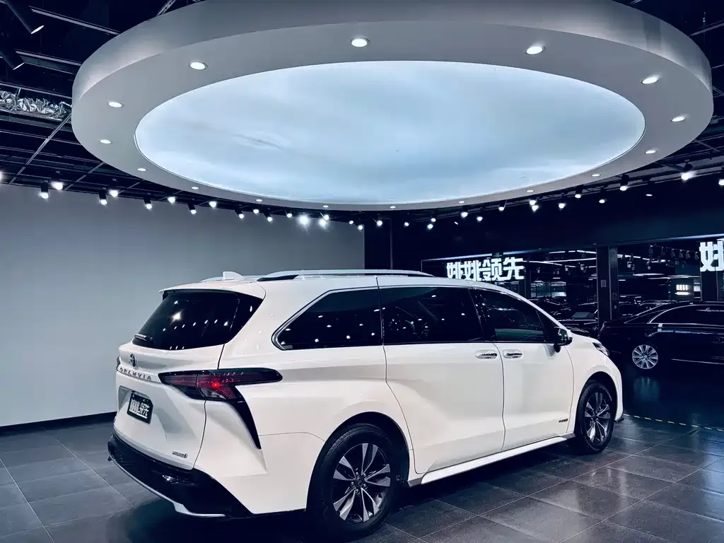 Toyota Granvia — фото 3