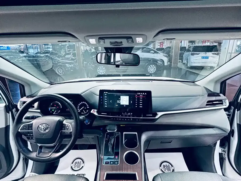 Toyota Granvia — фото 4