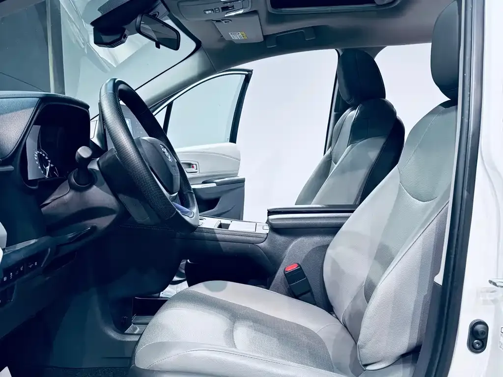 Toyota Granvia — фото 6