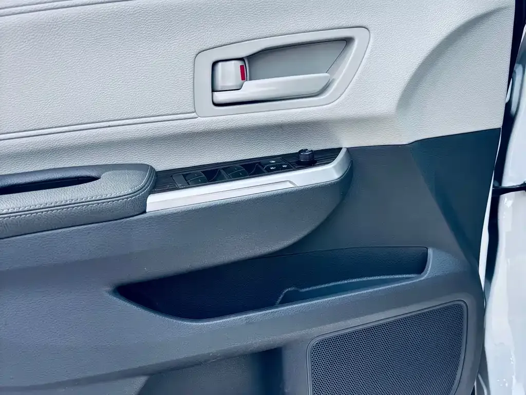 Toyota Granvia — фото 7