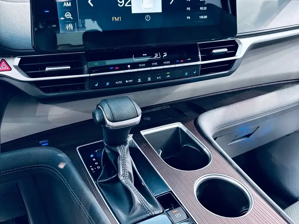 Toyota Granvia — фото 8