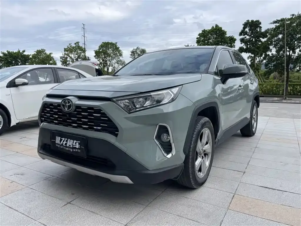 Toyota RAV4 — фото 1