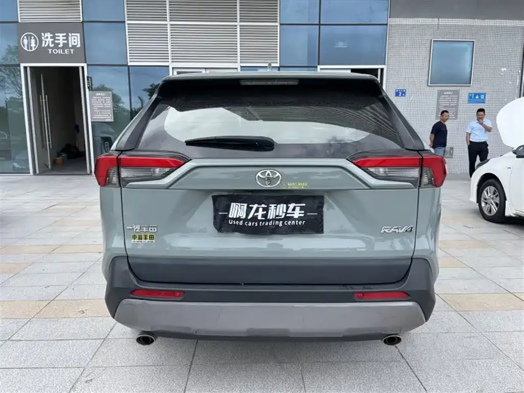Toyota RAV4 — фото 8