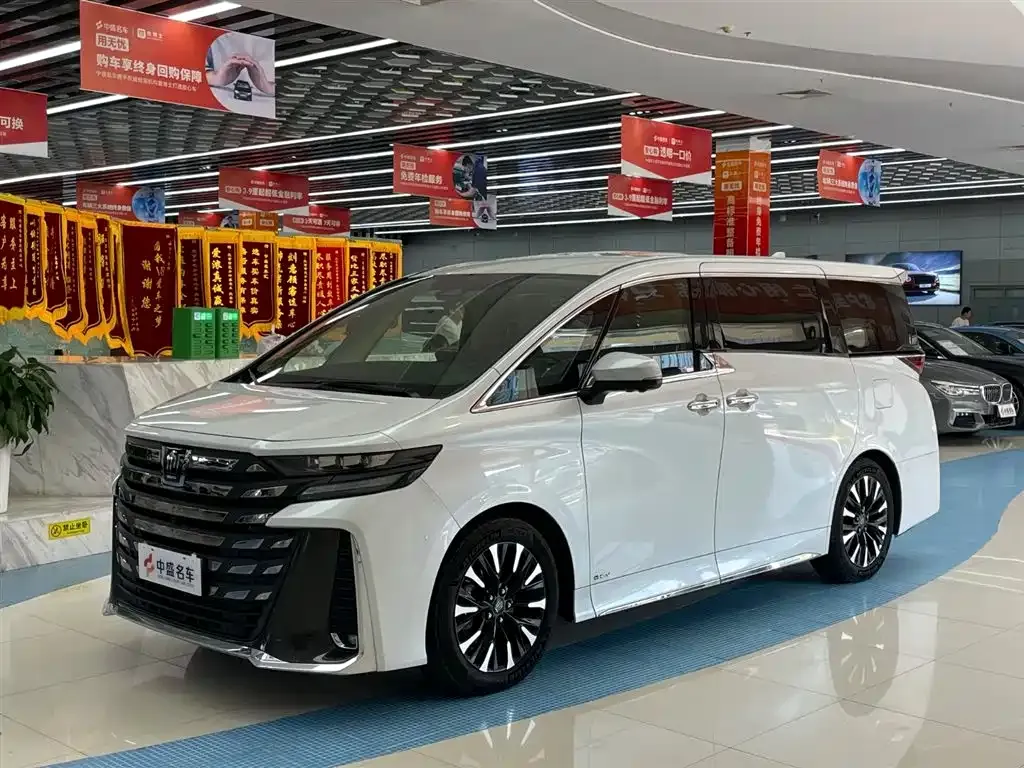 Toyota Vellfire — фото 1