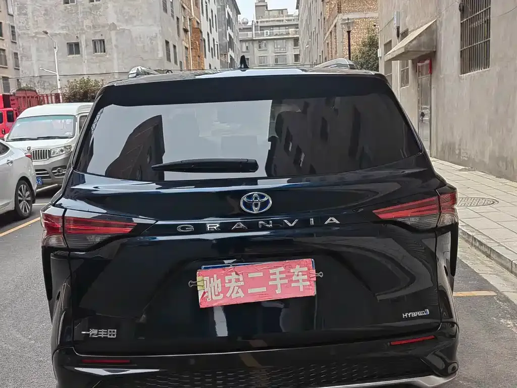 Toyota Granvia — фото 2