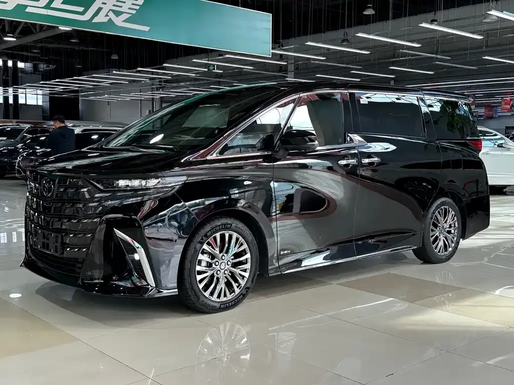 Toyota Alphard — фото 1