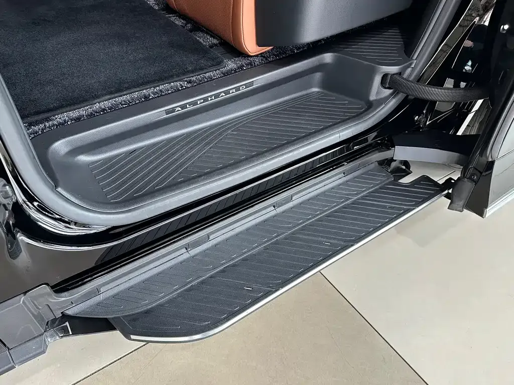 Toyota Alphard — фото 10