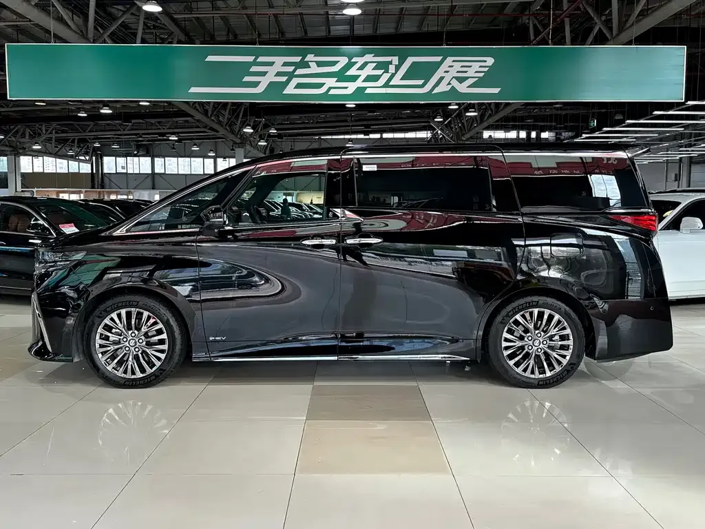Toyota Alphard — фото 3