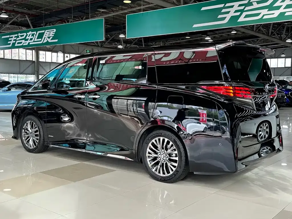 Toyota Alphard — фото 4