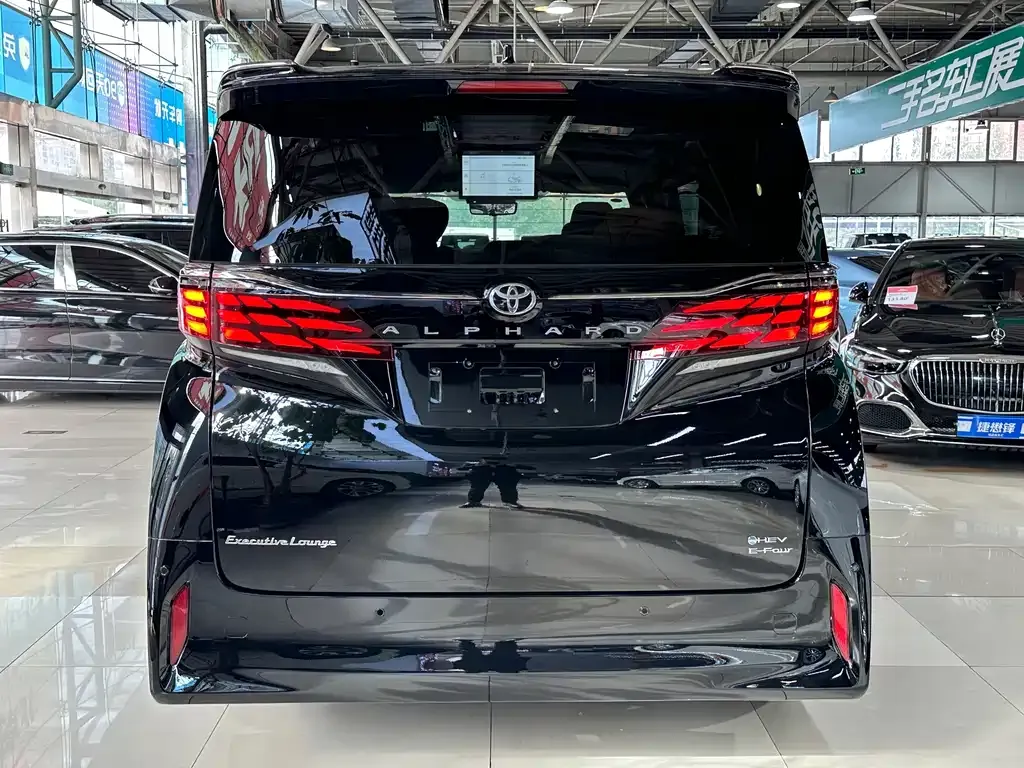 Toyota Alphard — фото 5