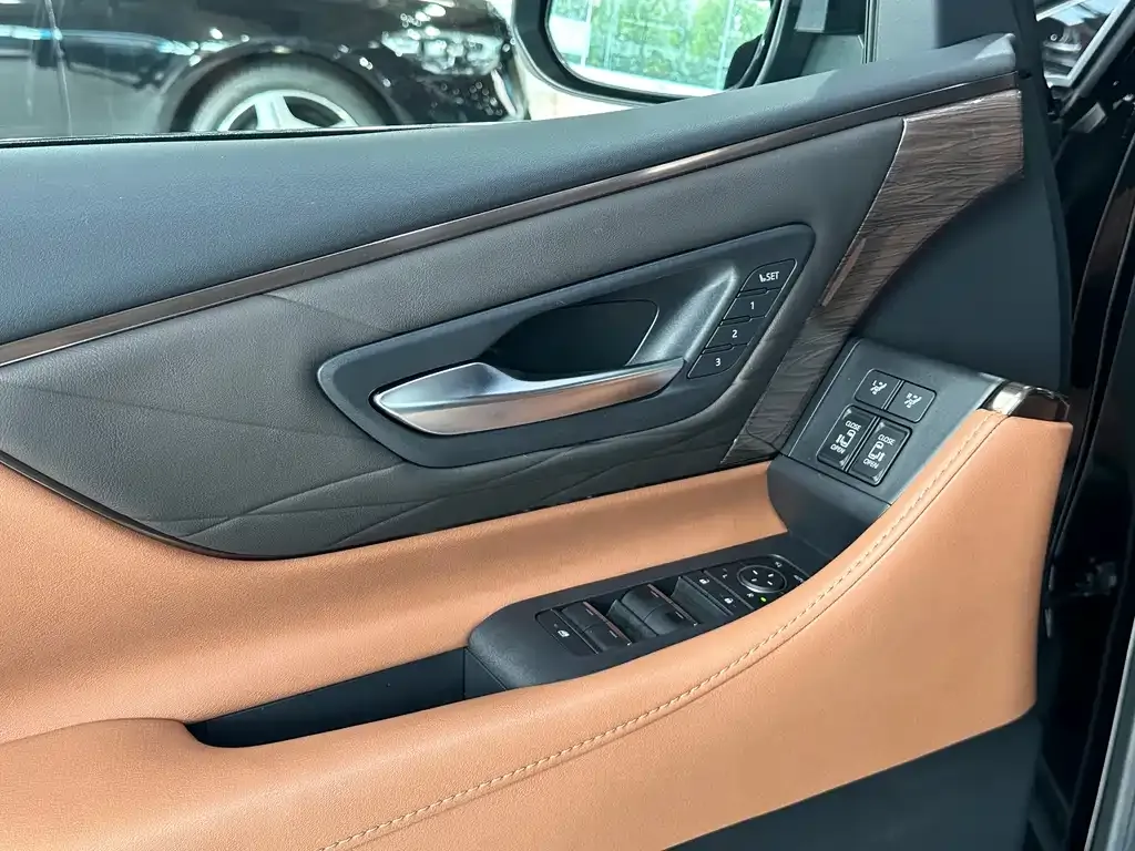 Toyota Alphard — фото 7