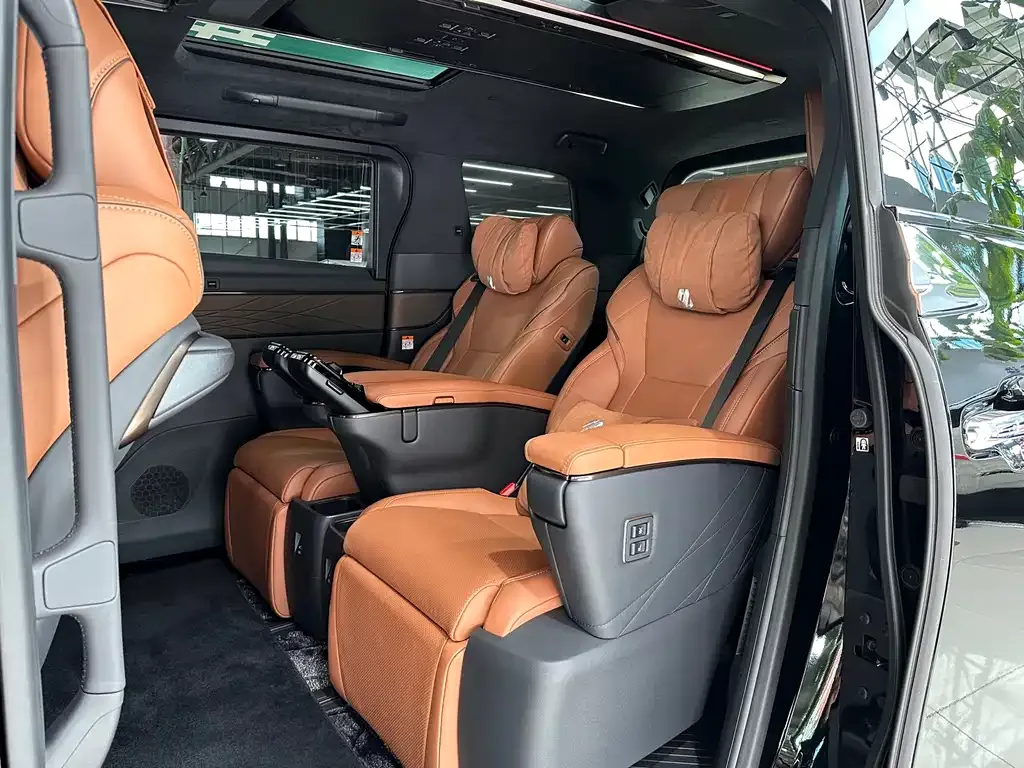 Toyota Alphard — фото 9