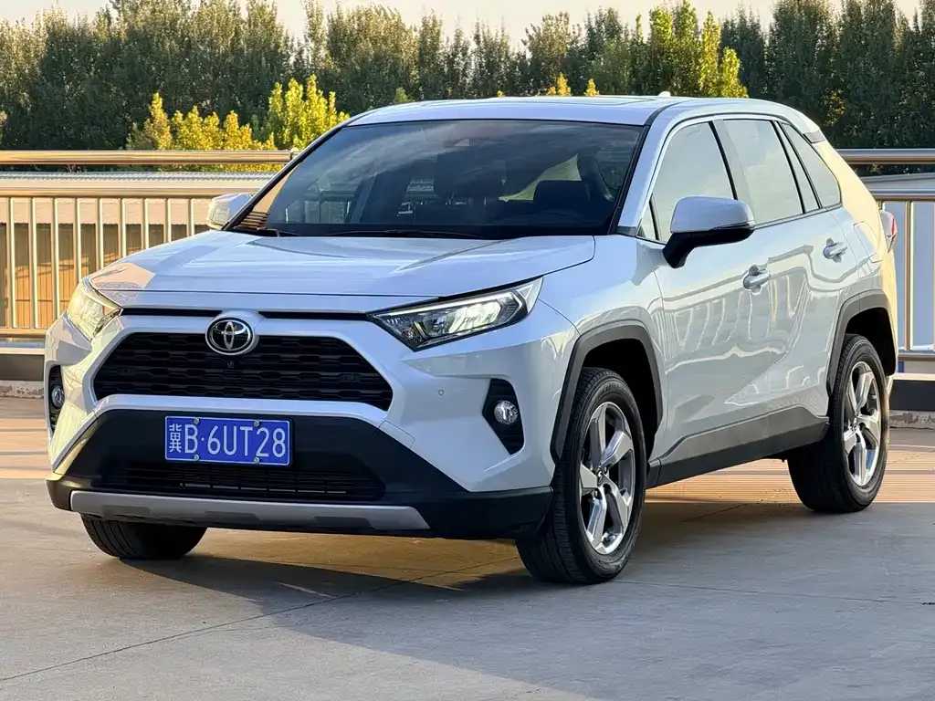 Toyota RAV4 — фото 1