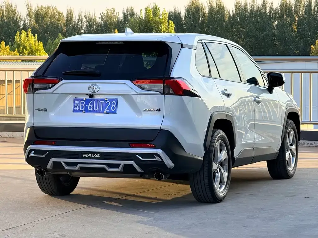Toyota RAV4 — фото 4
