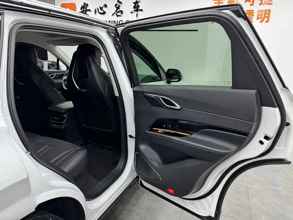 Hongqi HS3 — фото 10