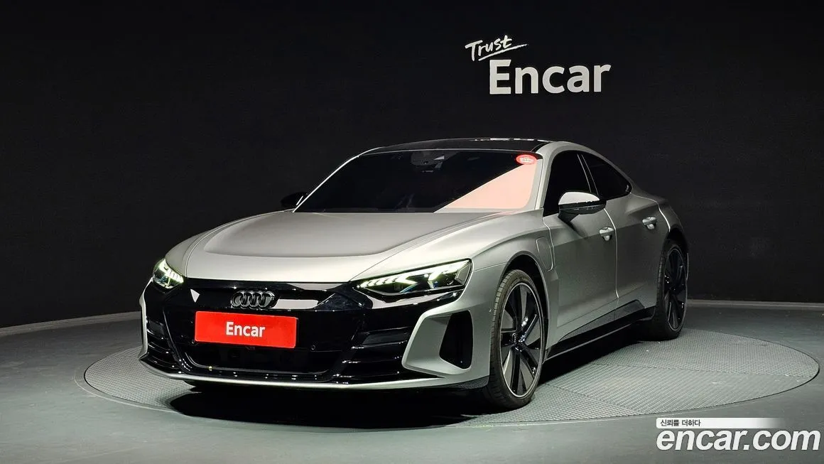 Audi e-tron GT — фото 1
