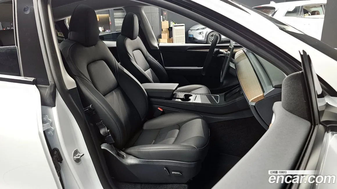 Tesla Model Y — фото 10