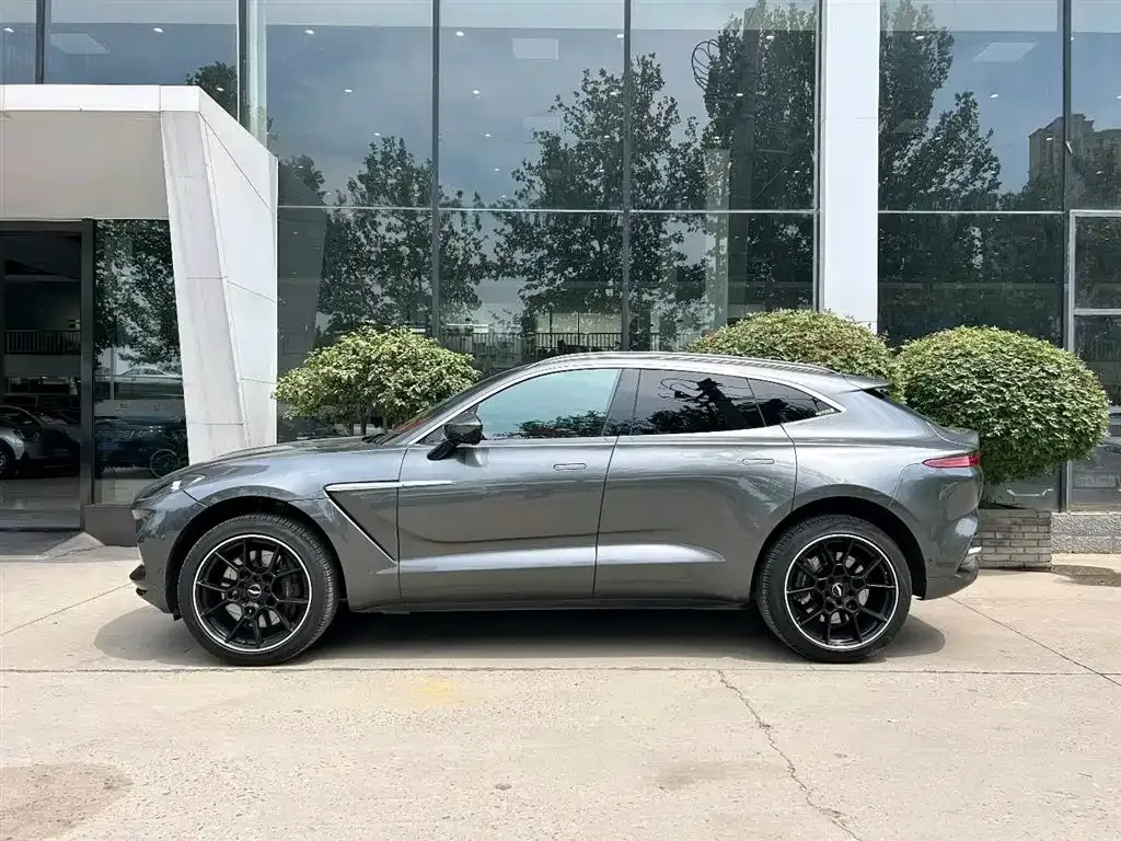 Aston Martin DBX — фото 3