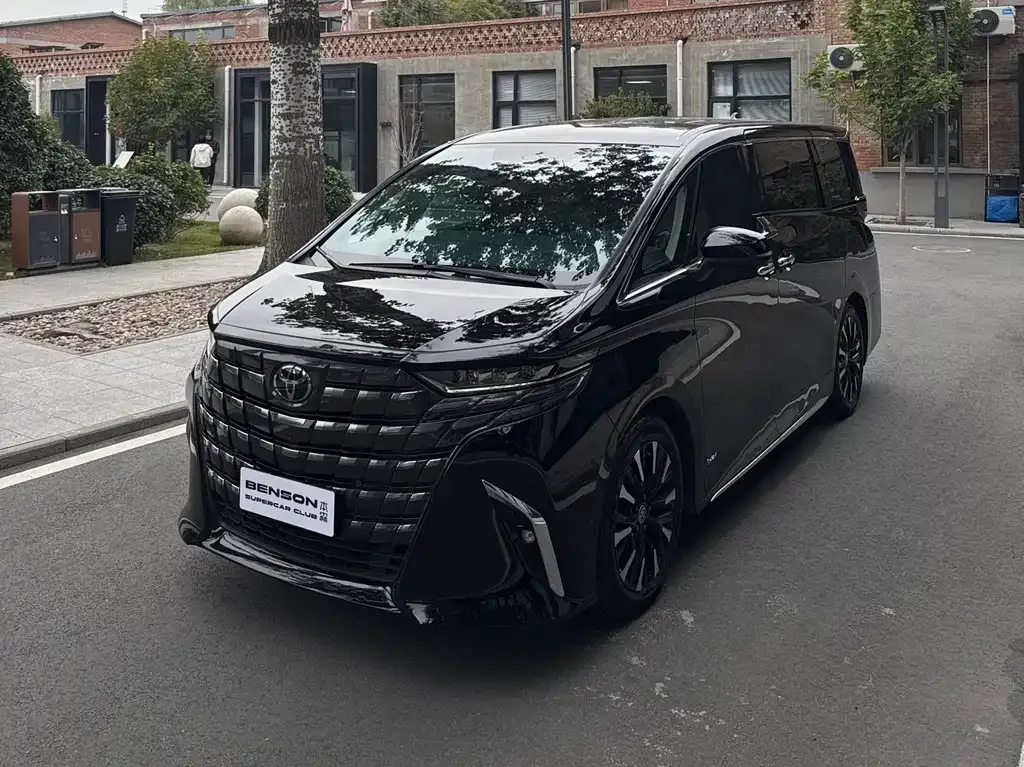 Toyota Alphard — фото 1
