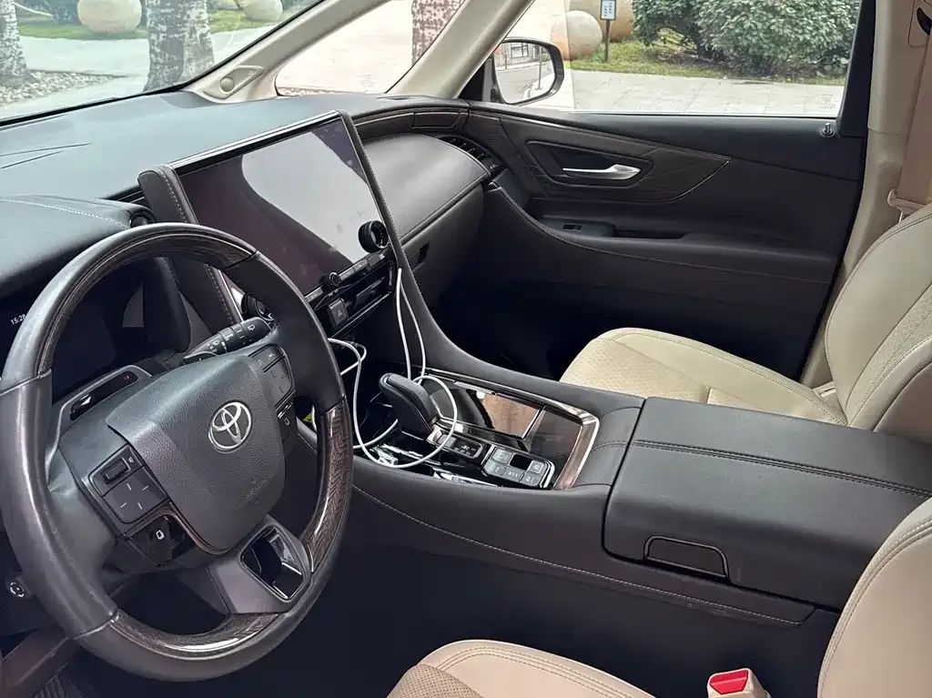 Toyota Alphard — фото 8