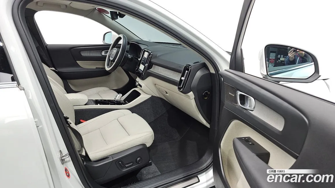 Volvo XC40 — фото 10