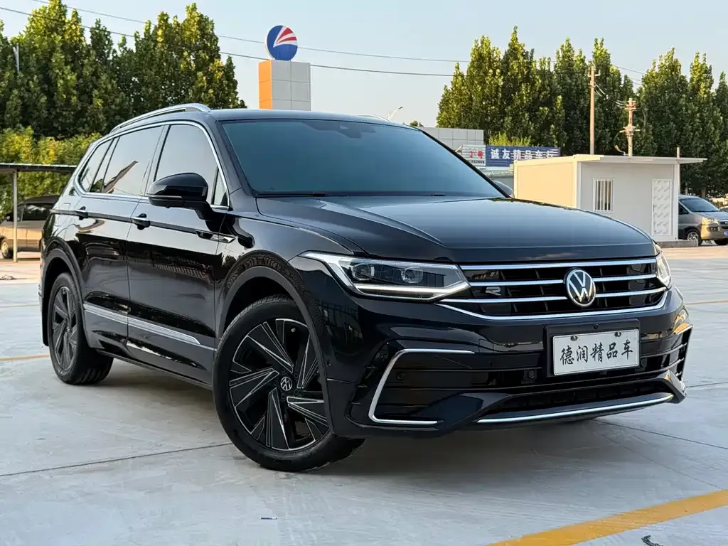 Volkswagen Tiguan L — фото 1