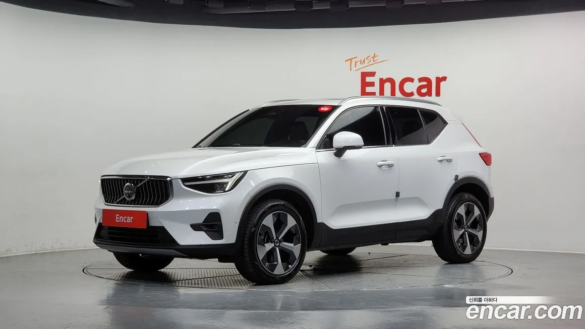 Volvo XC40 — фото 1
