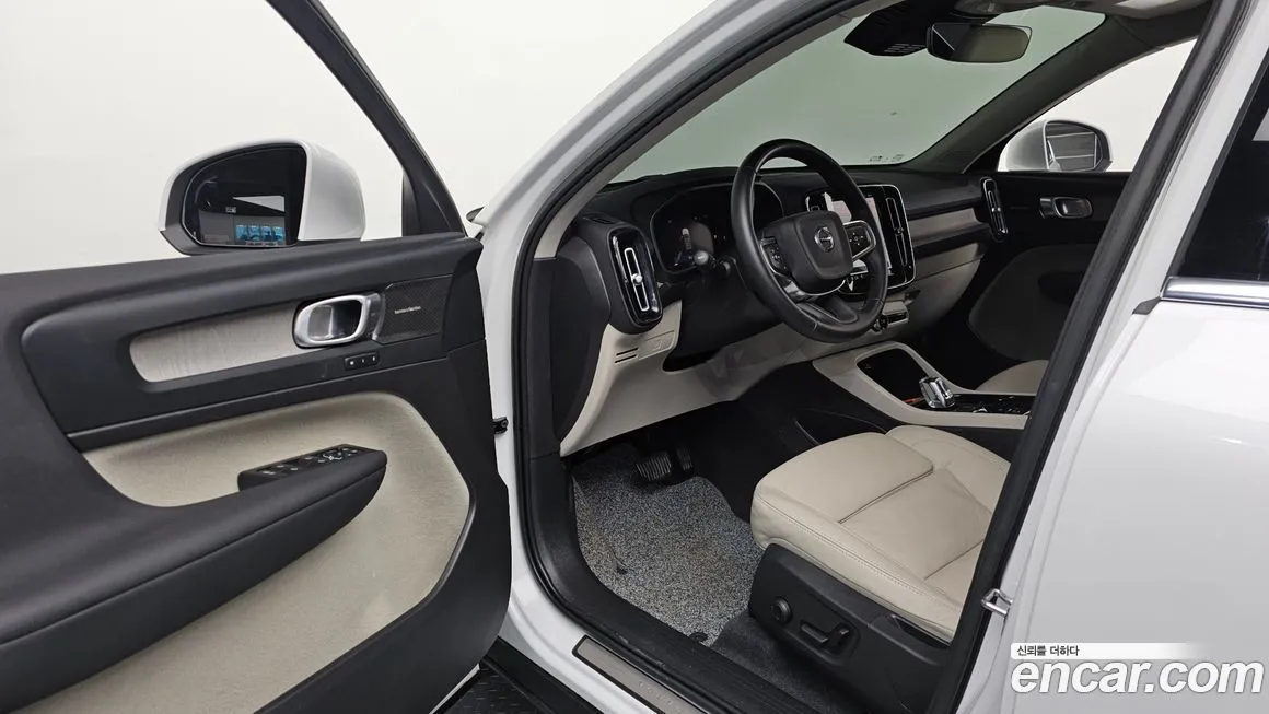 Volvo XC40 — фото 10