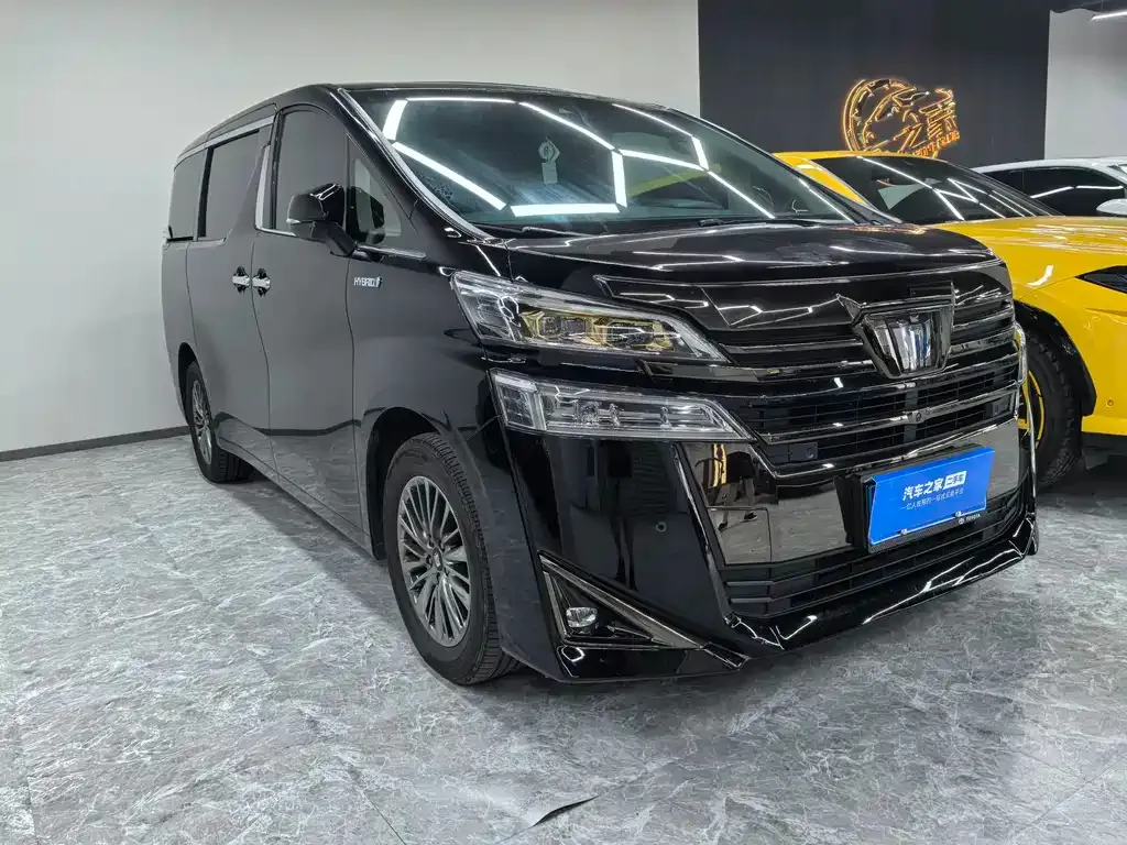 Toyota Vellfire — фото 1