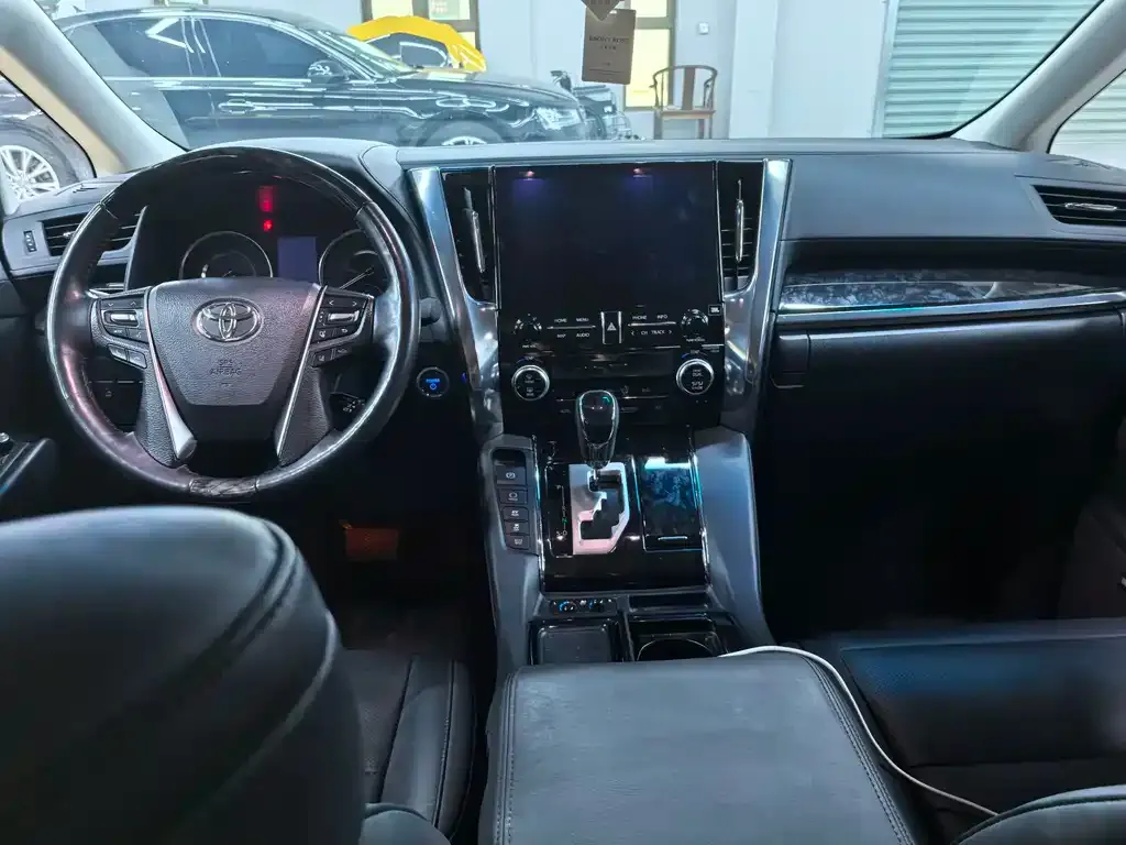 Toyota Vellfire — фото 4