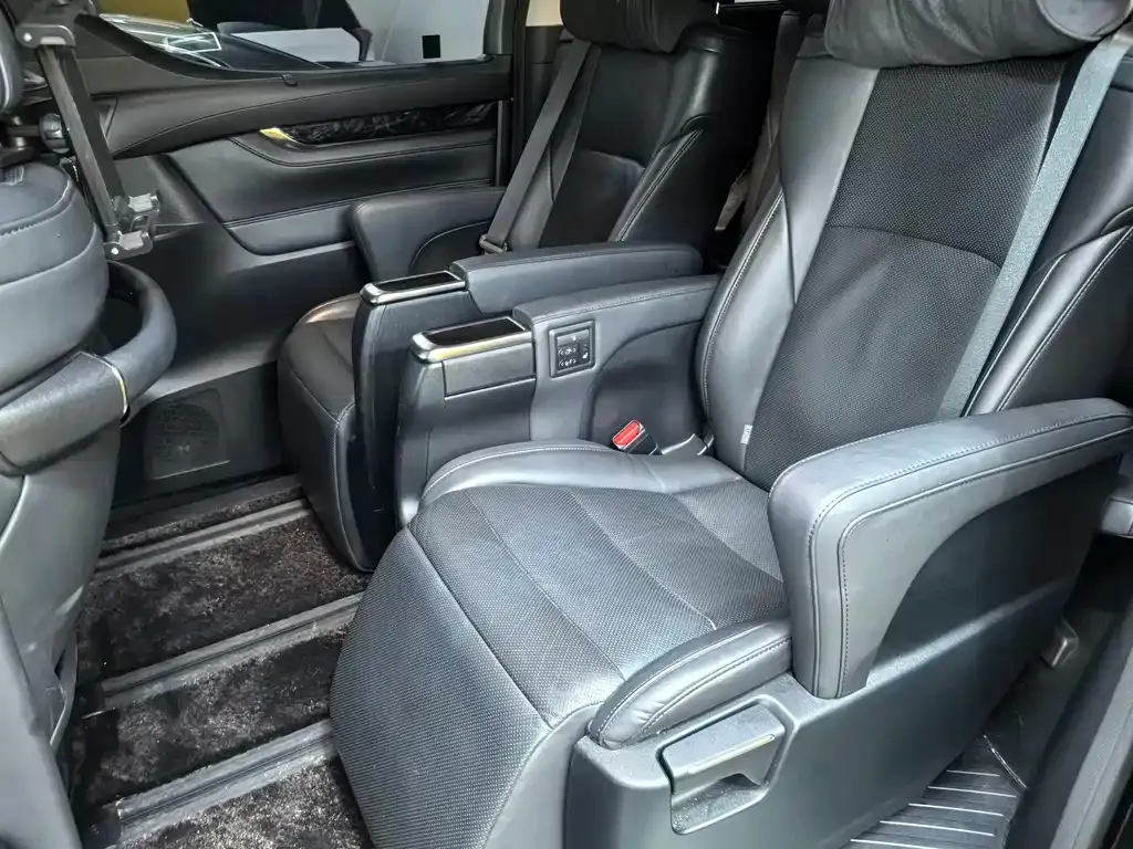 Toyota Vellfire — фото 5