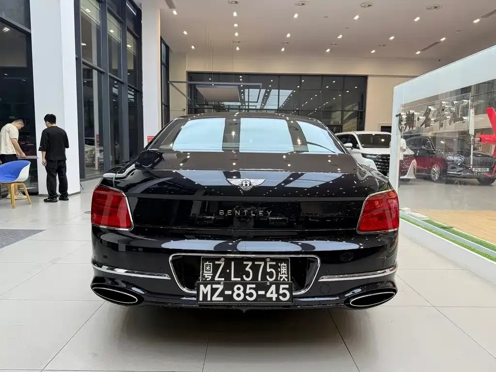 Bentley Flying Spur — фото 4