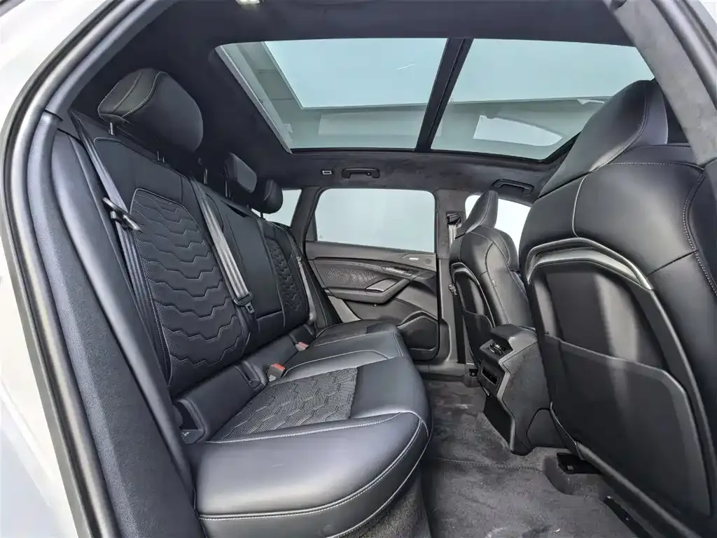 Audi Q6L e-tron — фото 8