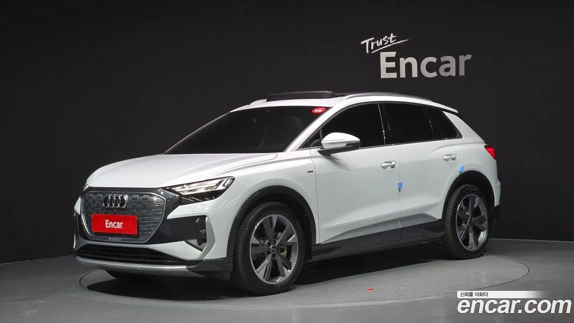 Audi Q4 e-tron — фото 1