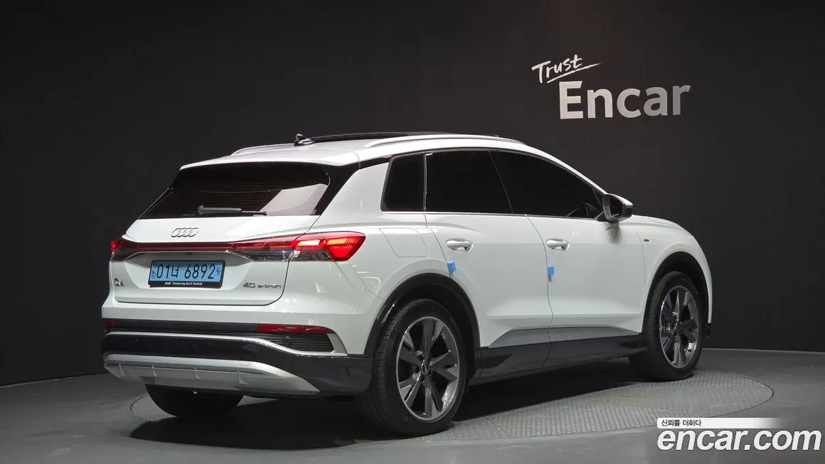 Audi Q4 e-tron — фото 2