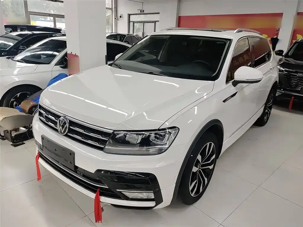 Volkswagen Tiguan L — фото 1