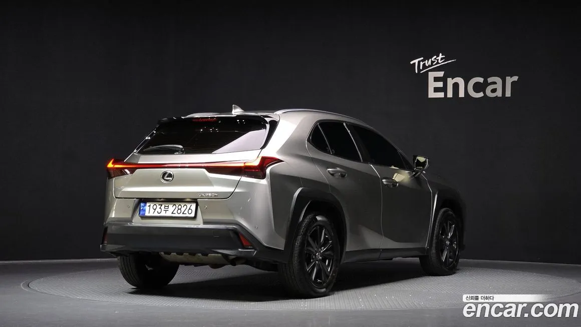 Lexus UX — фото 2