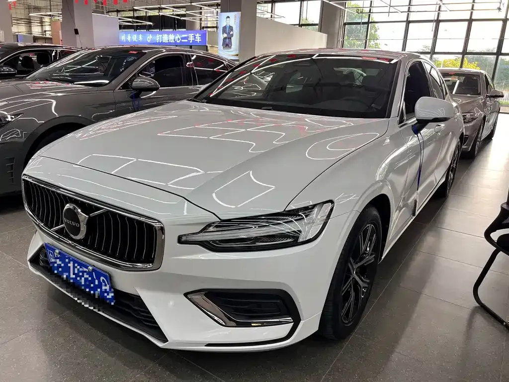 Volvo S60 — фото 1