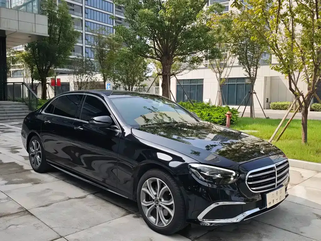 Mercedes-Benz E-Class — фото 1