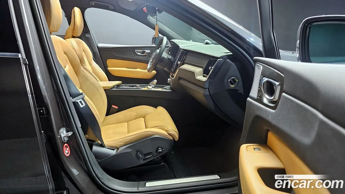 Volvo XC60 — фото 10