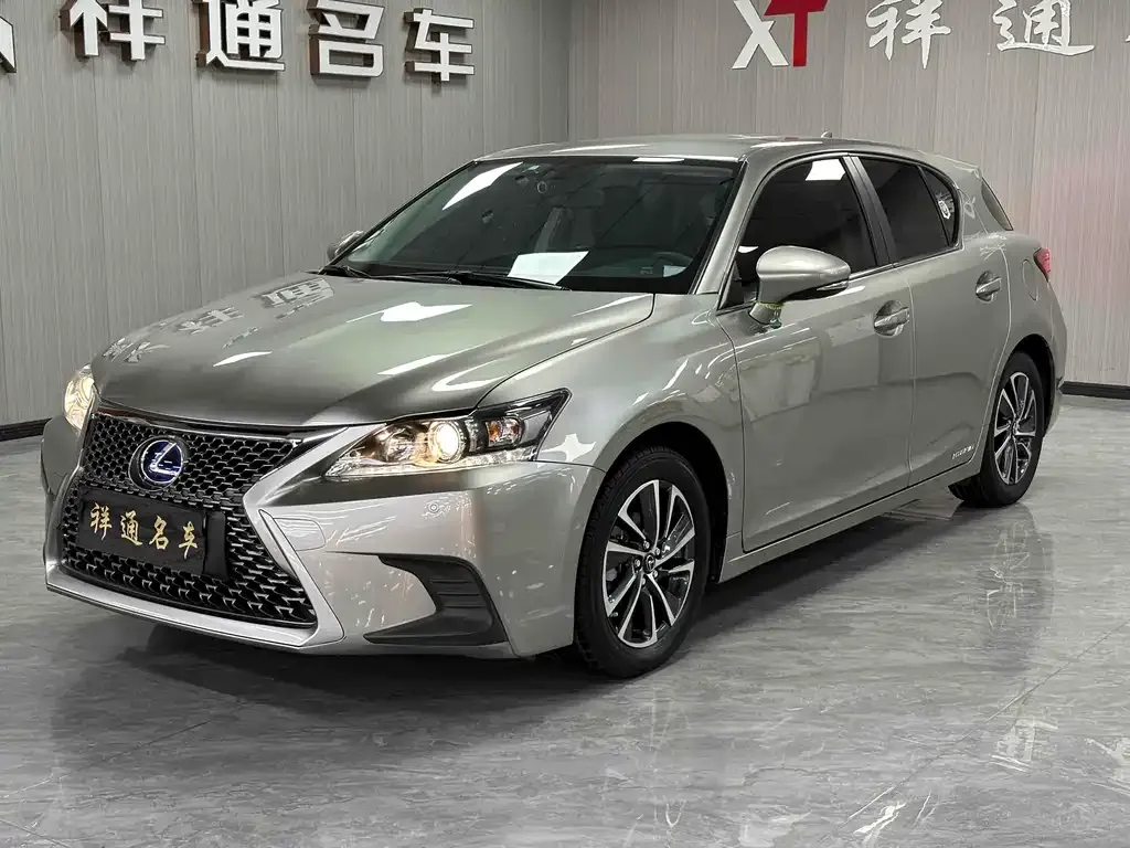 Lexus CT — фото 1