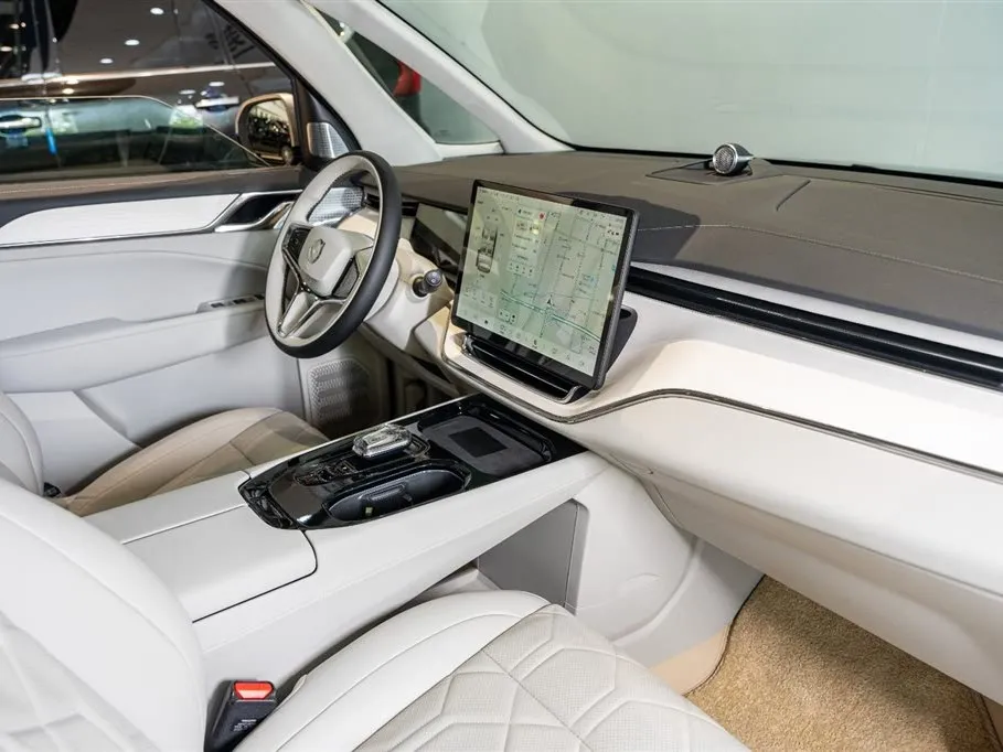 Volvo EM90 — фото 10