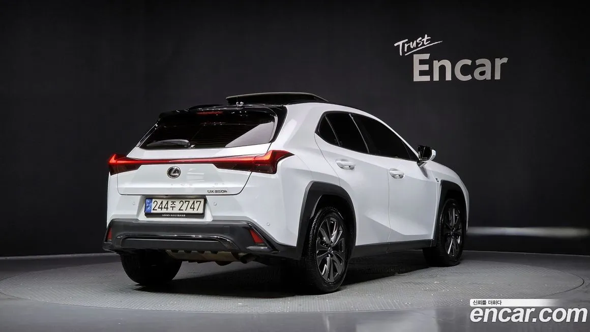 Lexus UX — фото 2