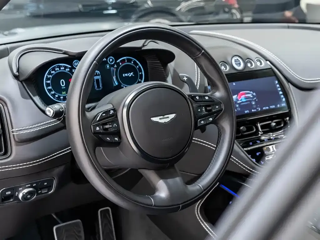 Aston Martin DBX — фото 10