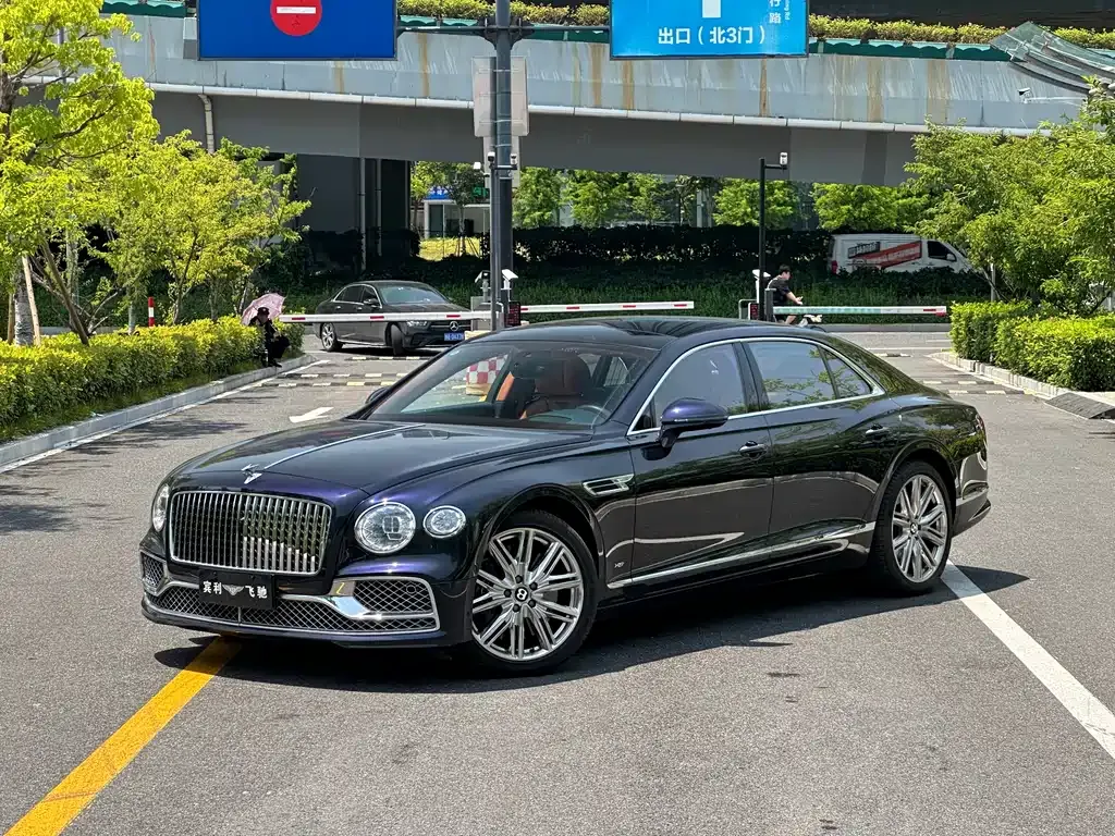 Bentley Flying Spur — фото 1