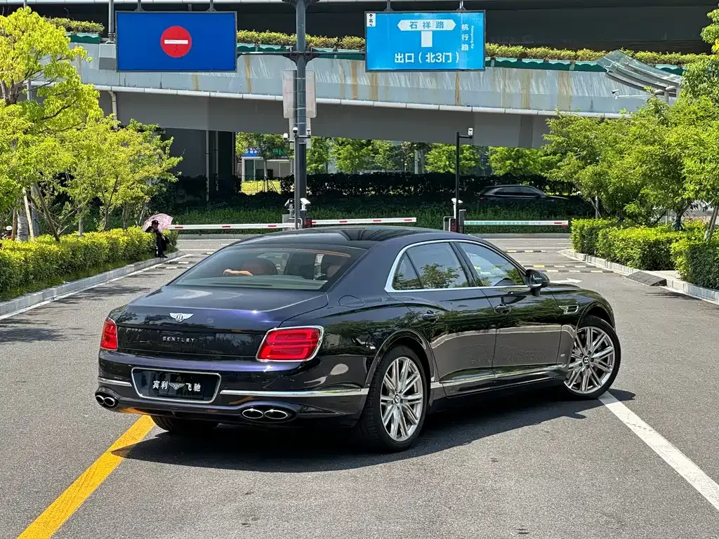 Bentley Flying Spur — фото 5