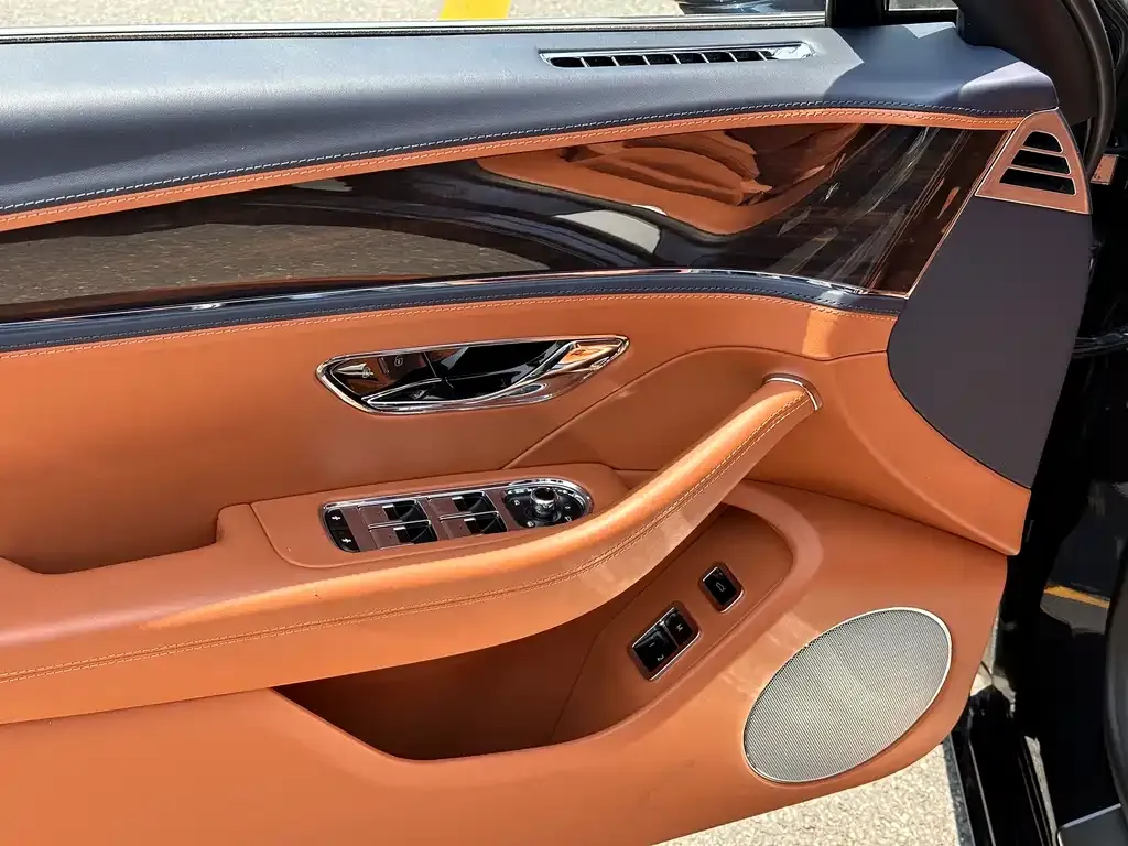 Bentley Flying Spur — фото 8