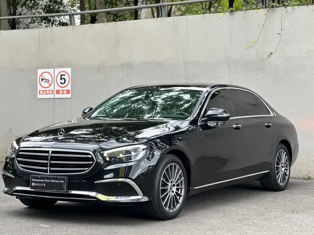 Mercedes-Benz E-Class — фото 1