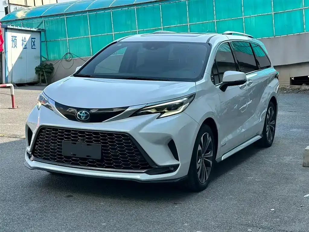 Toyota Granvia — фото 1
